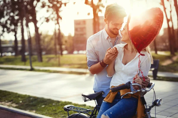 Coppia incontri durante l'equitazione biciclette — Foto Stock