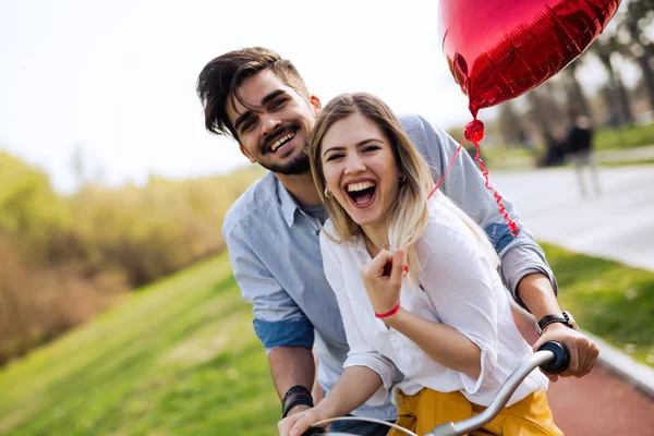 Namoro casal enquanto andar de bicicleta — Fotografia de Stock