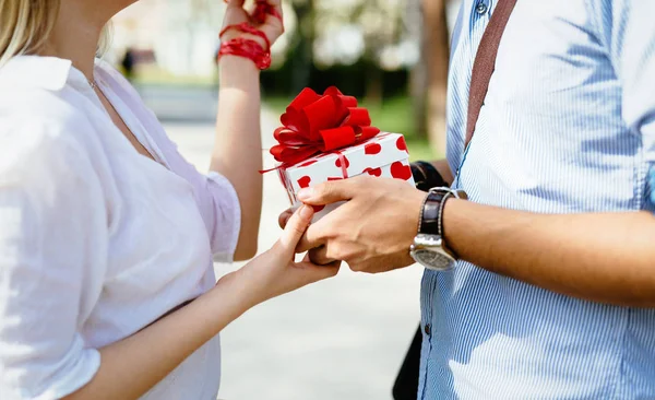 Чоловік дає подарунок своїй дівчині — стокове фото