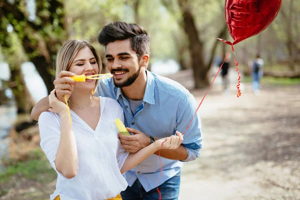 Schönes junges verliebtes Paar — Stockfoto