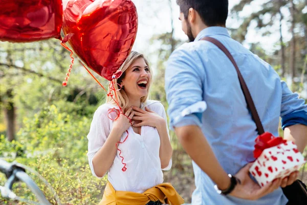 Uomo che tiene la scatola regalo dietro la schiena — Foto Stock