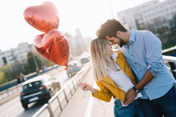 Casal bonito no amor abraçando — Fotografia de Stock