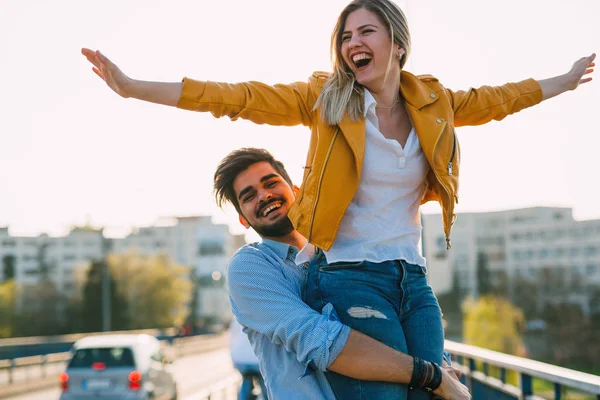 Paar in liefde knuffelen — Stockfoto