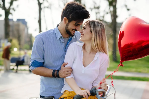 Jovem casal abraço — Fotografia de Stock