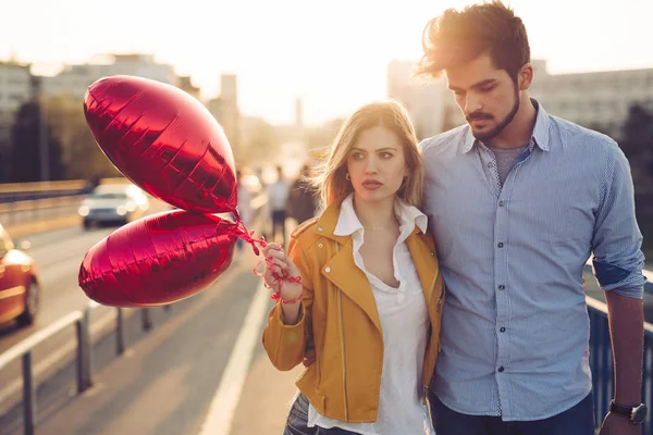 Jovem casal apaixonado ao ar livre — Fotografia de Stock