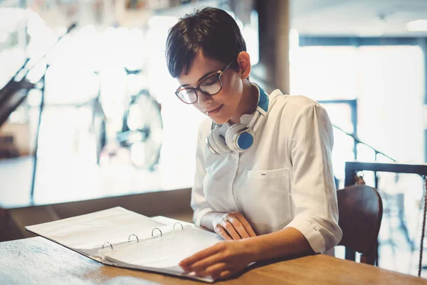 Smart student läsebok — Stockfoto