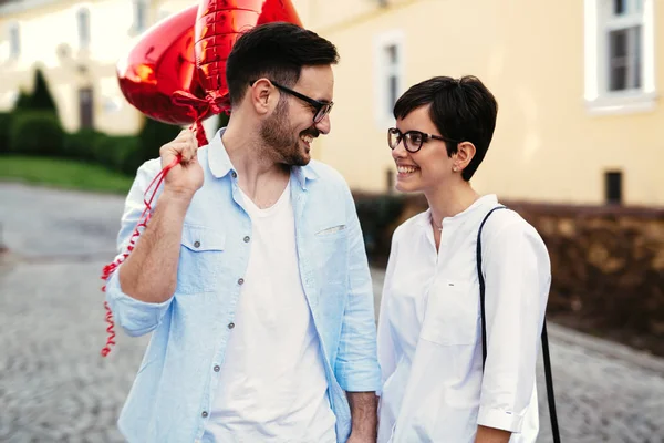 Couple amoureux datant et souriant — Photo