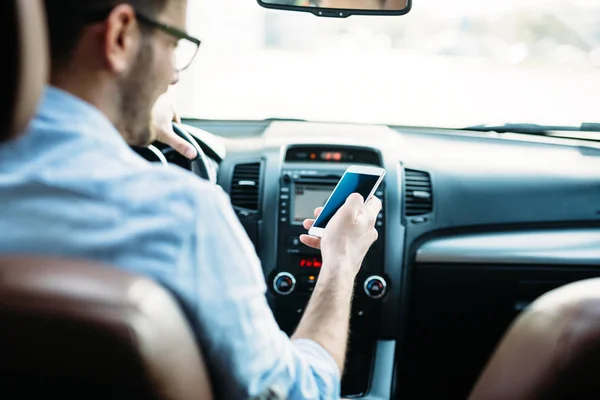 Driver che utilizza Smartphone in Car — Foto Stock