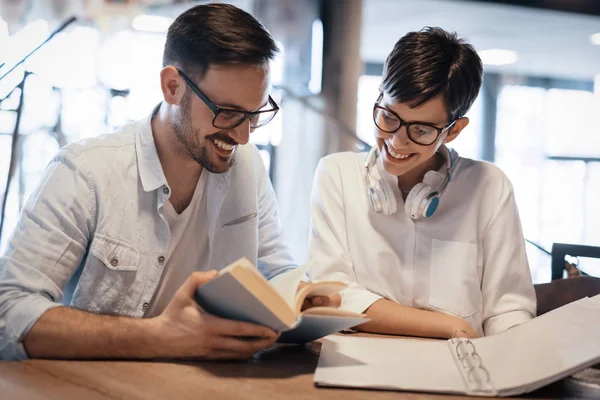 Glada studenter par i skolan — Stockfoto