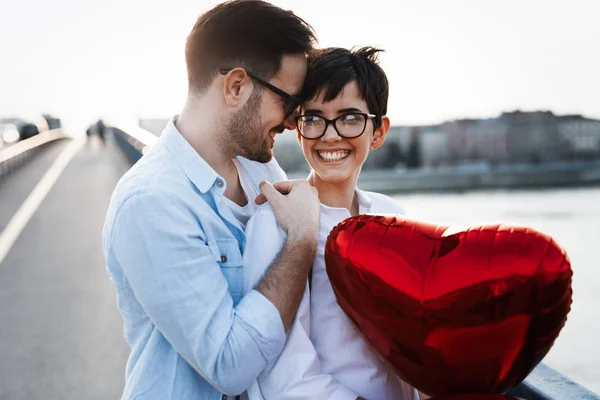 Para zakochanych, trzymając czerwone balony — Zdjęcie stockowe