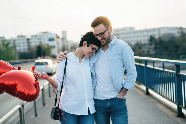 Usmívající se pár v lásce s balónky — Stock fotografie