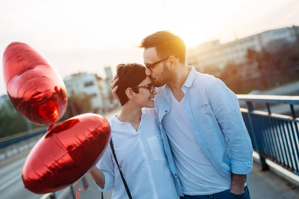 Couple souriant amoureux des ballons — Photo