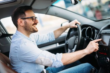 GPS navigasyon sistemi kullanan adam