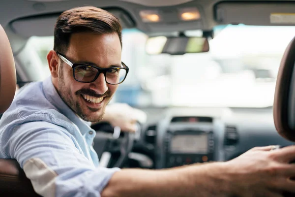 Uomo d'affari che guida auto al lavoro — Foto Stock