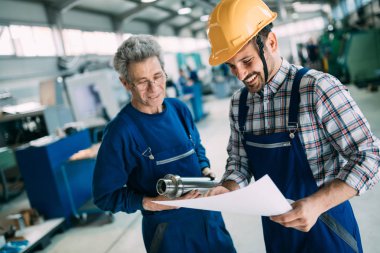 mühendis metal fabrikasında çalışıyor