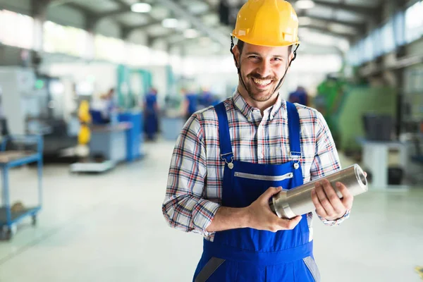 Sorridente engenheiro de metal — Fotografia de Stock