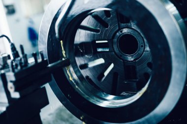 metal fabrikasında makine aleti