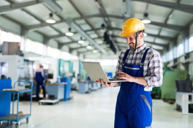 modern sanayi makinesi operatörü