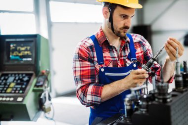 modern sanayi makinesi operatörü