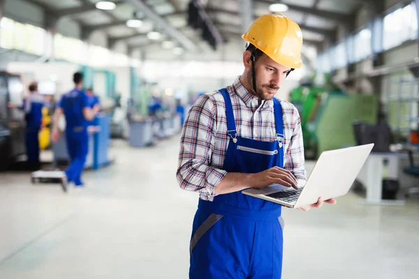 Trabalhador industrial da fábrica — Fotografia de Stock