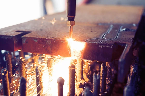 Oxygen torch cuts steel sheet — Stock Photo, Image