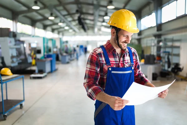 Lachende metalen ingenieur — Stockfoto