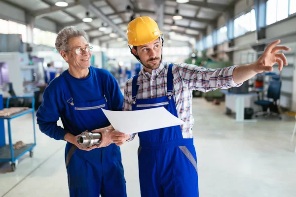 Engenheiros em Discussão — Fotografia de Stock