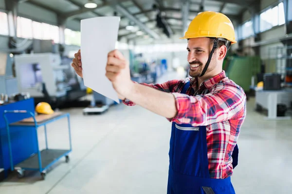 Trabajador industrial de fábrica — Foto de Stock