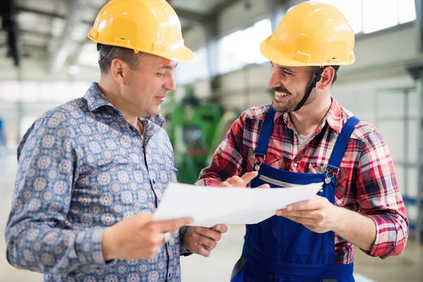 Arbeiter arbeitet an CNC-Maschine — Stockfoto