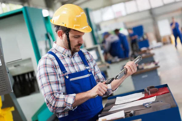 Trabajador industrial de fábrica — Foto de Stock