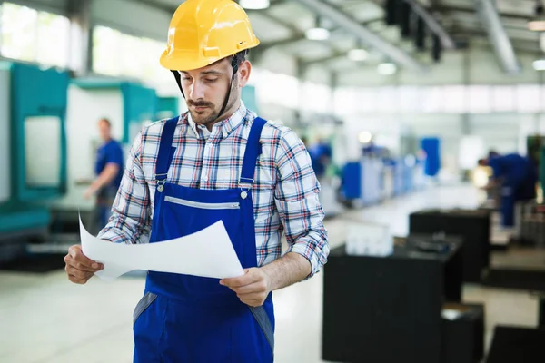 Industriële fabrieksarbeider — Stockfoto