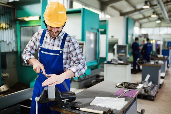 Ingenieur in de metaalindustrie werkt — Stockfoto