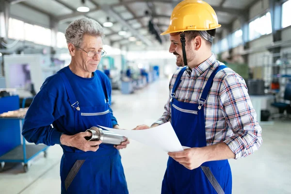 Ingenieros que trabajan en la fábrica de metal — Foto de Stock