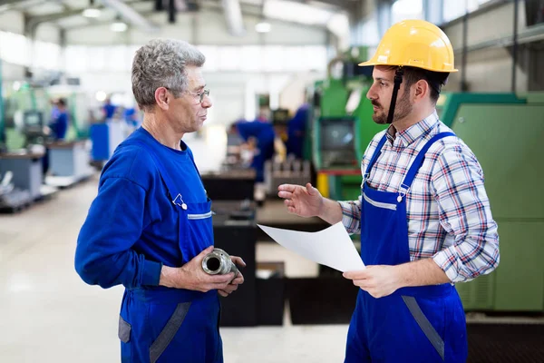 Aprendices de Ingeniero en la fábrica — Foto de Stock