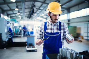 modern sanayi makinesi operatörü