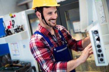 CNC makine sanayi işçisi