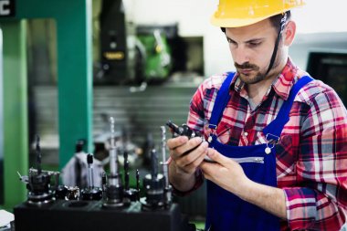 Demir Çelik Metal Sanayi fabrikasında çalışan mühendis