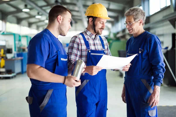 Engineers Having Discussion — Stock Photo, Image