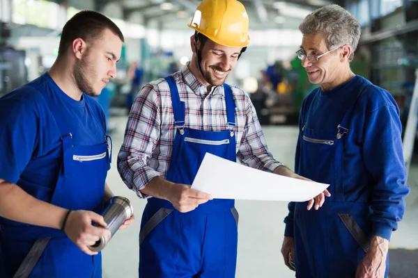 Engenheiros em Discussão — Fotografia de Stock