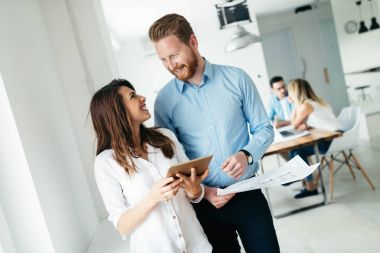 office masaüstü bilgisayarda çalışan iş adamları
