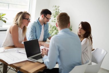 Modern ofis yeni proje üzerinde tasarımcılar