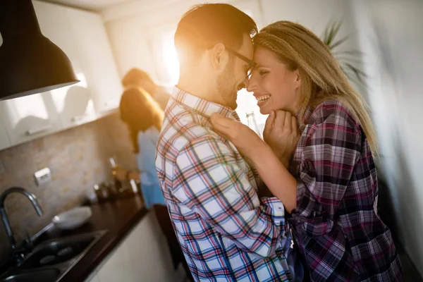 浪漫的情侣在花时间在一起在厨房里的爱 — 图库照片