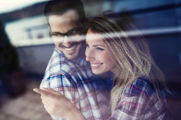 Bonito casal jovem abraçando e sorrindo juntos — Fotografia de Stock