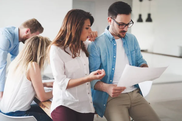 Progettisti che lavorano a un nuovo progetto in un ufficio moderno — Foto Stock