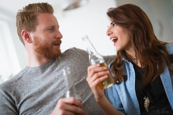 Mladý nádherný pár flirtování a usmívá se doma — Stock fotografie