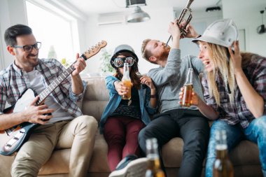 Arkadaşlar eğlenmeye neşeli mutlu grup