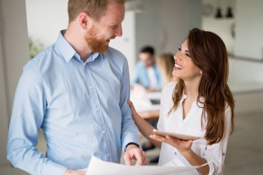 Yeni fikirleri tartışmak ve modern bir ofiste beyin fırtınası arkadaşları