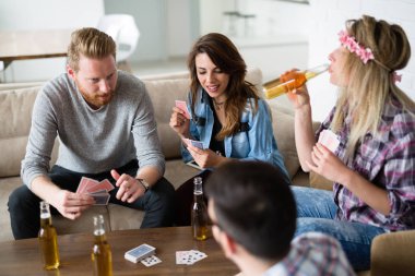Arkadaşlar eğlenmeye ve birlikte kapalı gülümseyen
