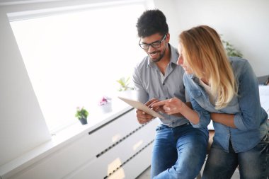 Tablet kullanma ve iş ofiste çalışma arkadaşları