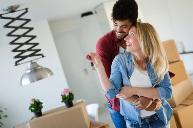 Genç çift kutuları ve düz tuşu tutmakta ile evli
